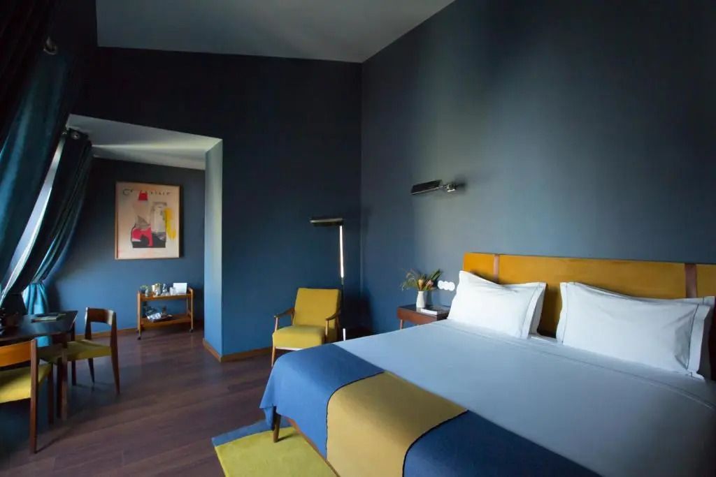 Geräumiges Doppelzimmer mit modernen Akzenten und Sitzbereich
