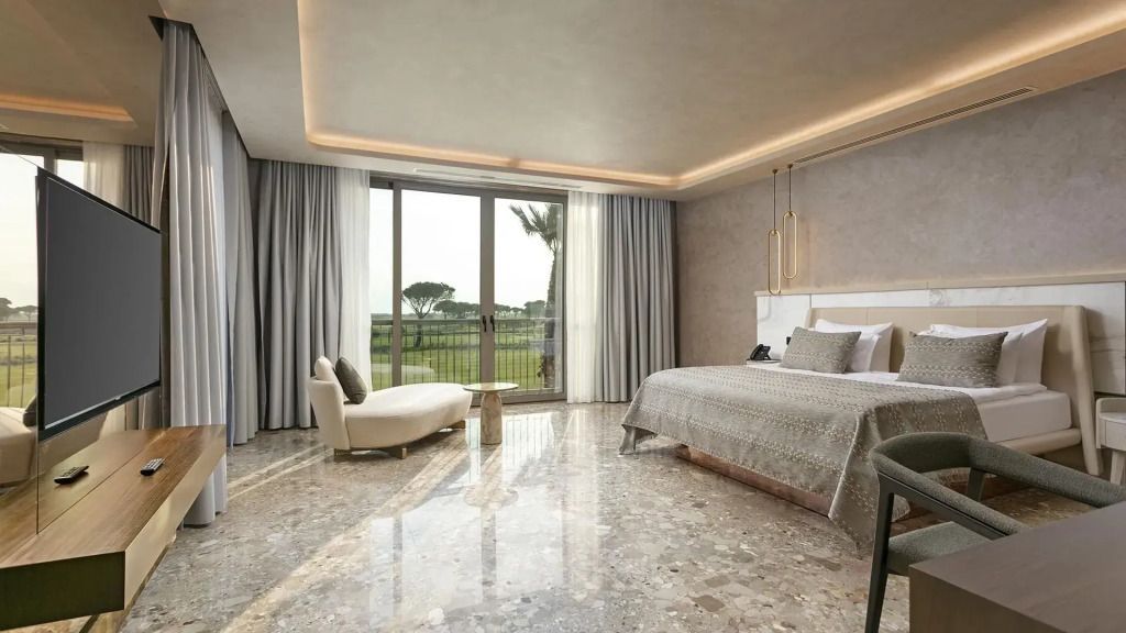 Luxus-Schlafzimmer in der Cullinan Villa mit Blick auf einen Garten