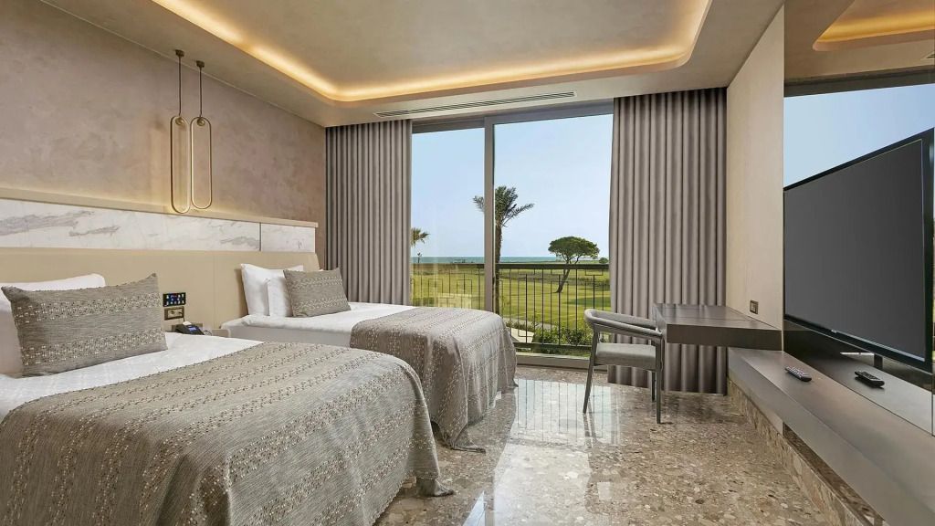Modernes Zweibettzimmer mit großzügigem Fenster und Gartenblick