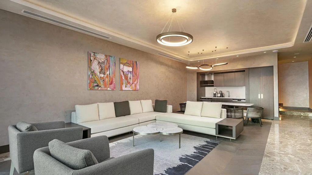 Elegantes Wohnzimmer mit moderner Kunst und Sitzbereich