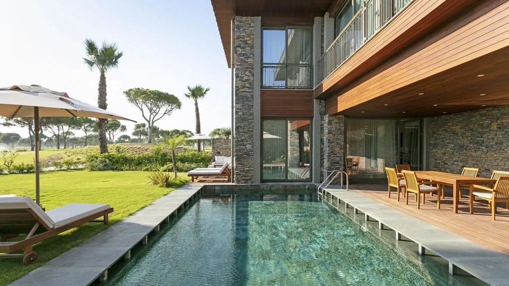 Privater Infinity-Pool der Cullinan Villa mit Naturkulisse