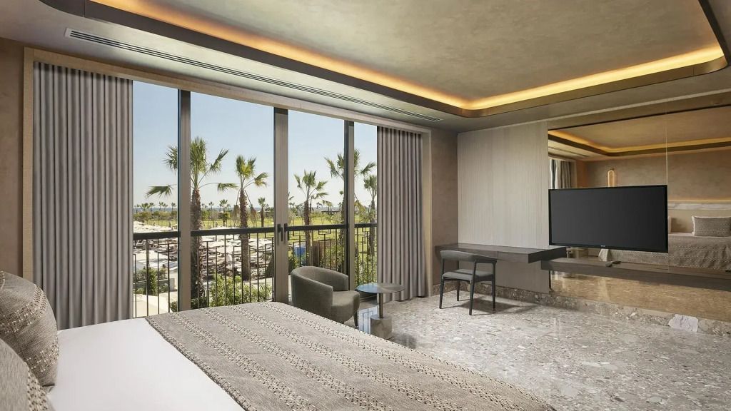 Geräumiges Schlafzimmer mit Blick auf Palmen durch große Fenster in der Exclusive Villa