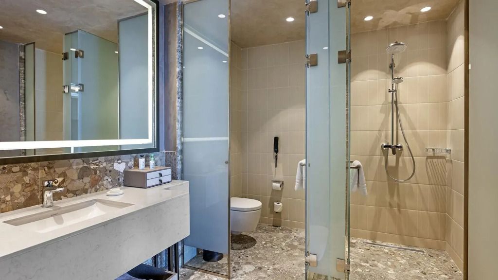 Moderne Badezimmereinrichtung mit Glasdetails in der Exclusive Villa