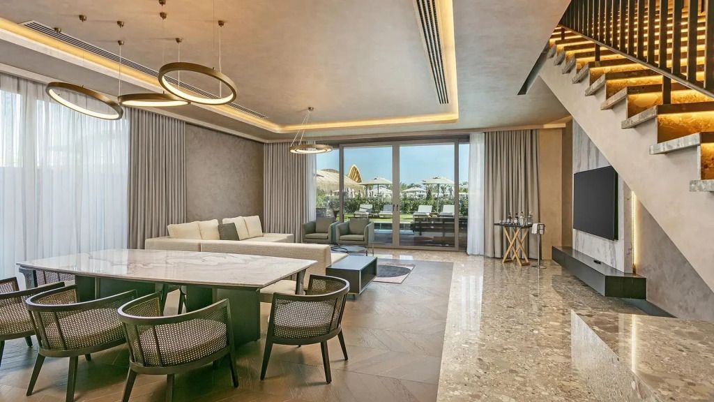 Luxuriöses Wohnzimmer mit Essbereich und Zugang zur Terrasse in der Exclusive Villa