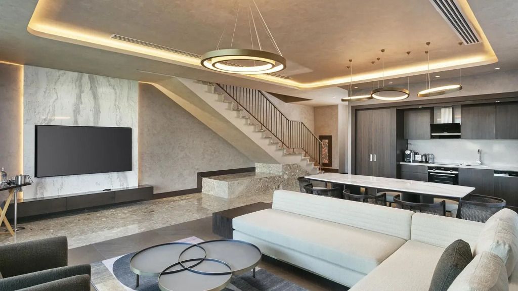 Moderne Wohnbereichsgestaltung mit stilvollem Treppenaufgang in der Exclusive Villa