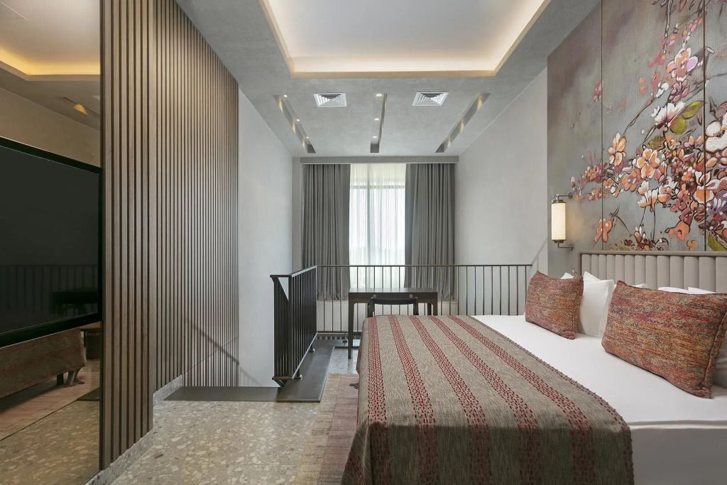 Helles Schlafzimmer mit Doppelbett und modernem Design im Grand Swim-Up Doppelzimmer