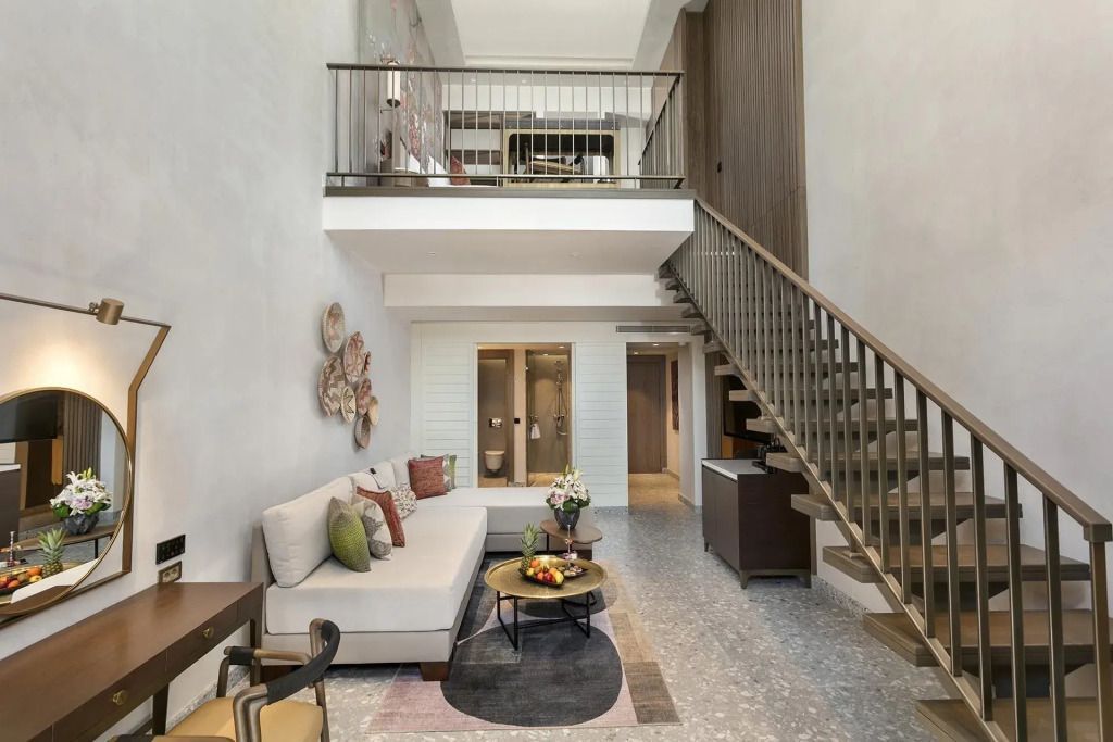 Geräumiger Wohnbereich mit Sofa und Treppe im Grand Swim-Up Zimmer