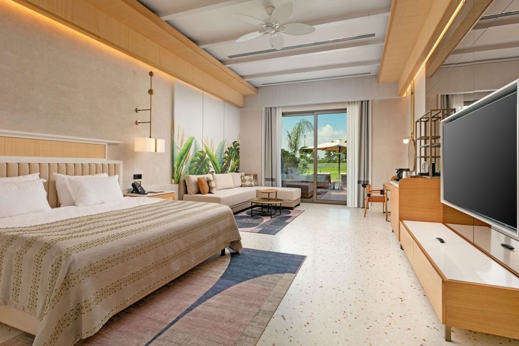 Geräumiges Doppelzimmer mit direktem Zugang zum Pool und moderner Einrichtung.