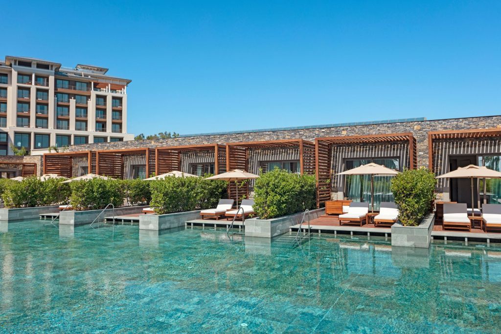 Exklusive Swim-Up Zimmer mit direktem Zugang zum Pool und Liegestühlen.