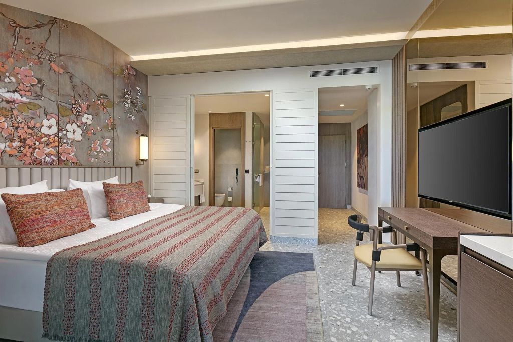 Modernes Hotelzimmer mit Doppelbett und stilvoller Einrichtung