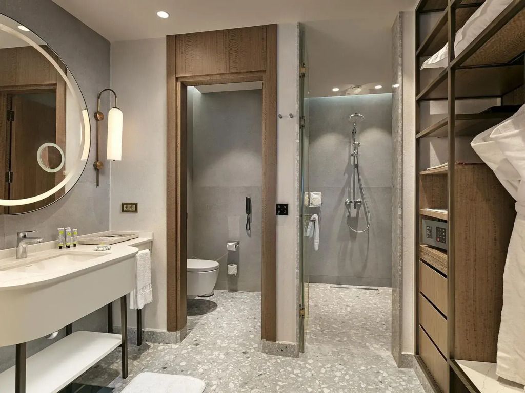 Modernes Badezimmer mit Dusche und stilvollen Details