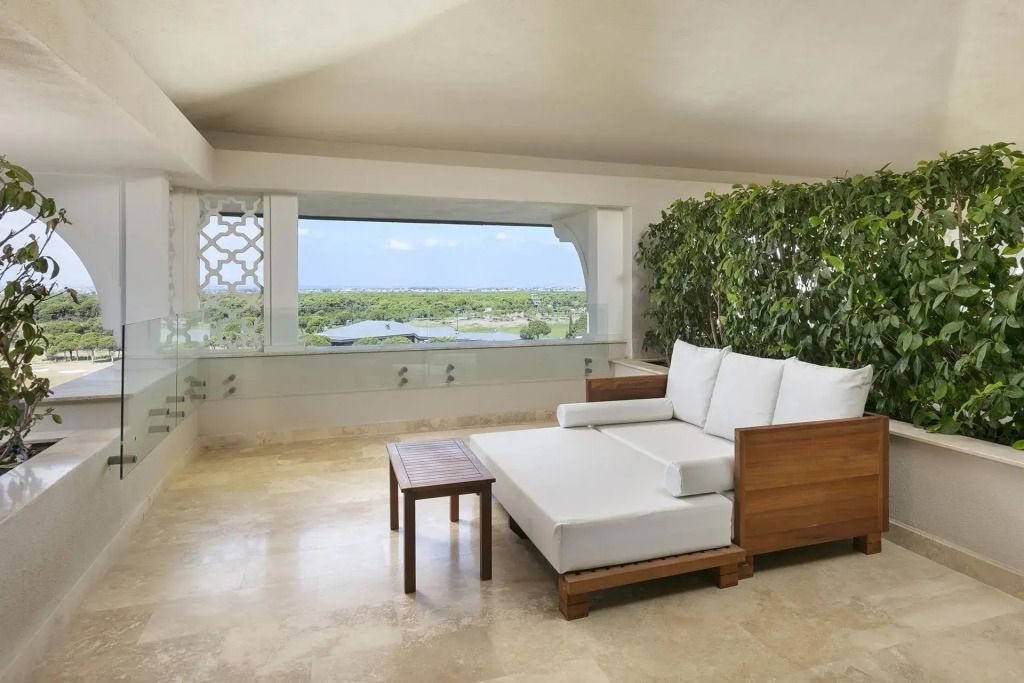 Terrasse mit Lounge-Sofa und Panoramablick auf die Landschaft
