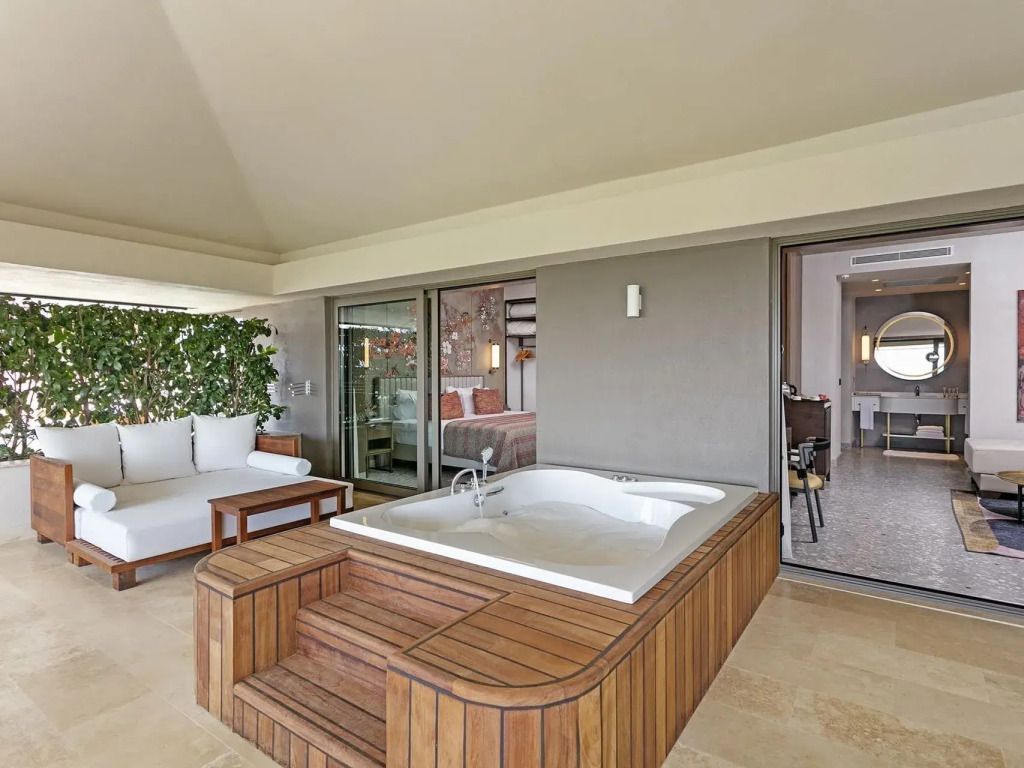 Terrasse der Suite mit privatem Jacuzzi und Zugang zum Innenbereich.