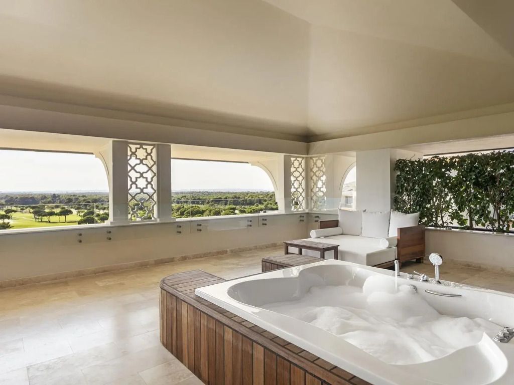 Große Terrasse mit Jacuzzi und weitem Ausblick auf die Landschaft.