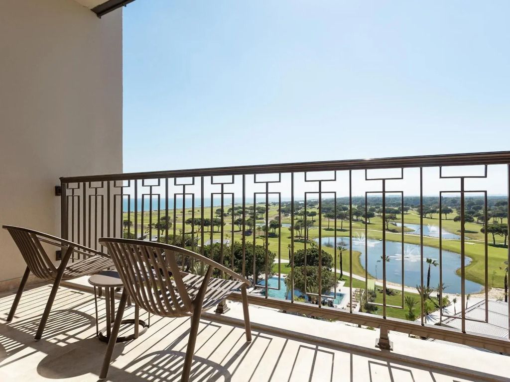 Balkon mit Blick auf die Landschaft und das Meer