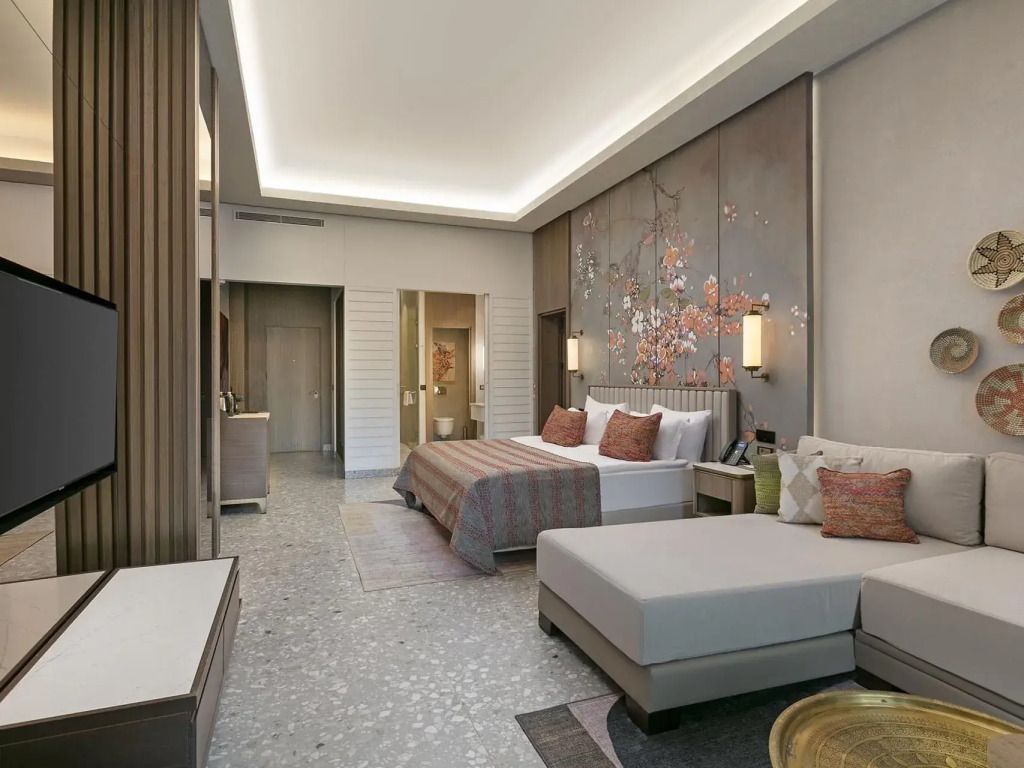 Elegantes Schlafzimmer mit Doppelbett und stilvoller Wanddekoration