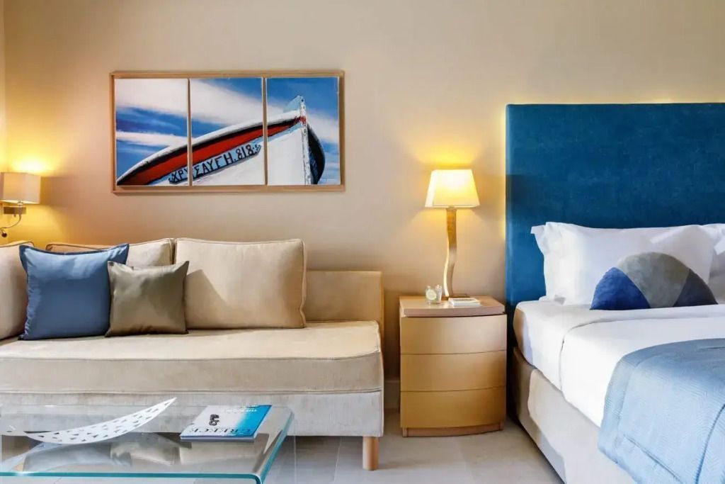 Modernes Zimmer mit Doppelbett, Sofa und stilvoller Beleuchtung