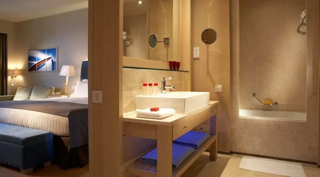 Stilvolles Badezimmer mit großem Spiegel und Waschbecken