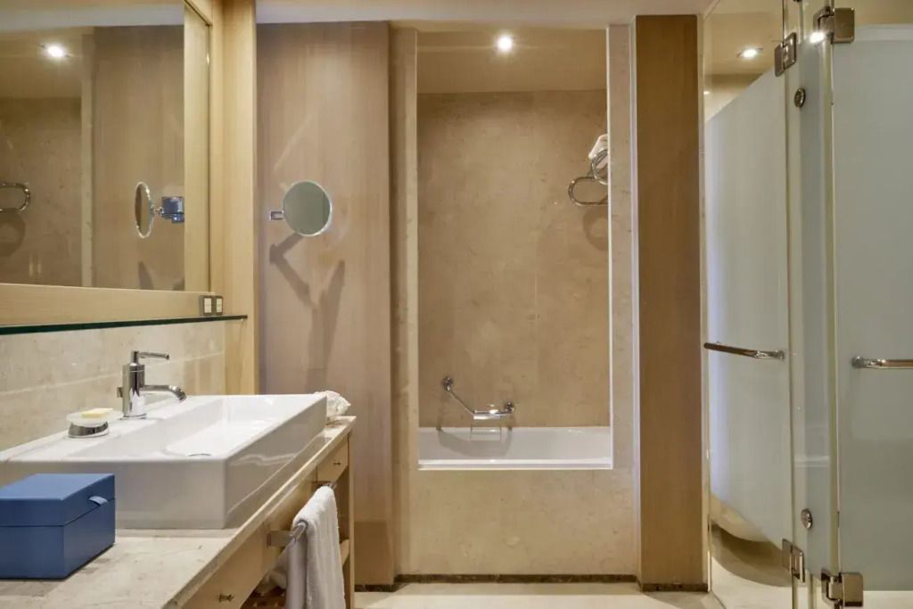Geräumiges Badezimmer mit Badewanne und großem Spiegel