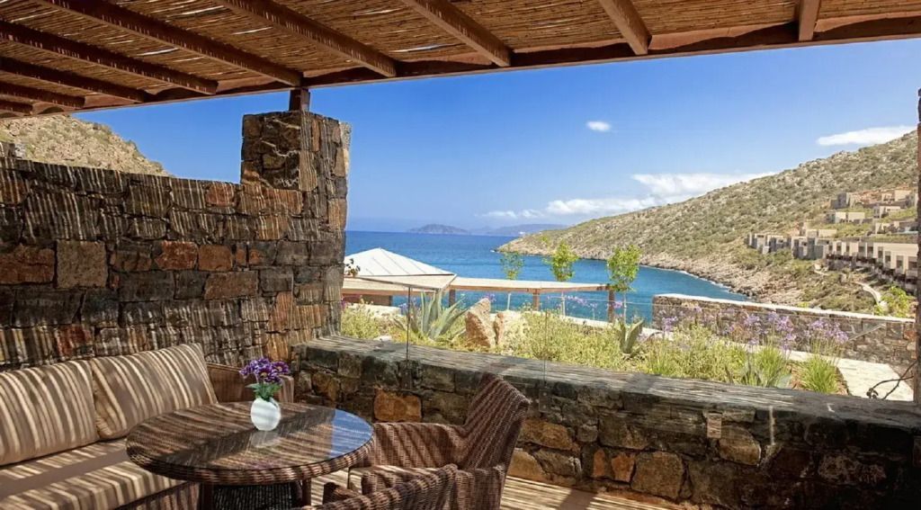 Private Terrasse mit Meerblick und gemütlichen Sitzgelegenheiten.