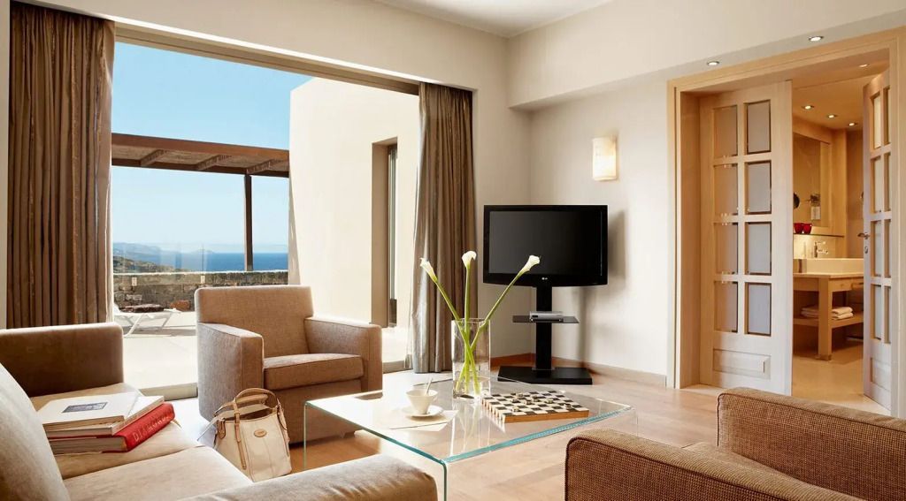 Geräumiger Wohnraum mit Meerblick und moderner Einrichtung in der Junior-Suite