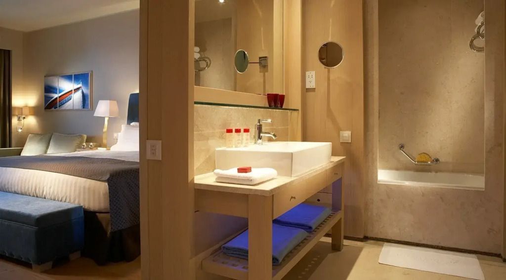 Elegantes Badezimmer mit modernem Waschbecken und luxuriöser Ausstattung