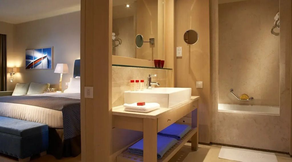 Elegantes Badezimmer mit großem Waschbecken und Spiegeln