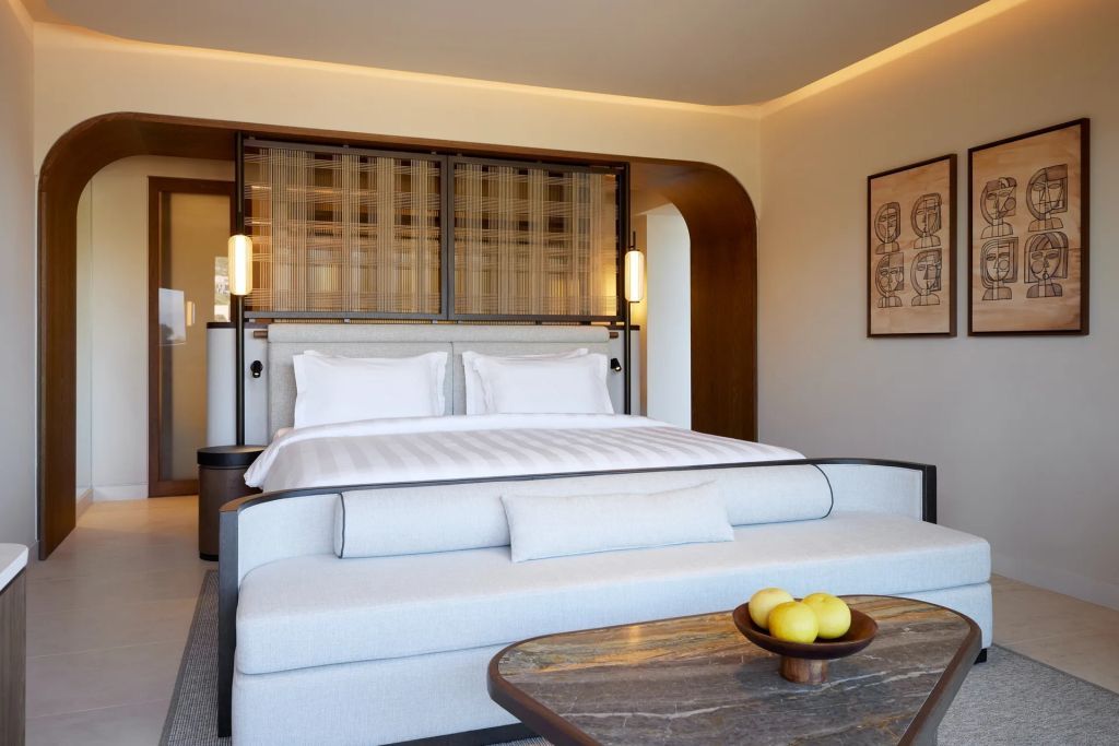 Elegantes Schlafzimmer mit Doppelbett und moderner Einrichtung