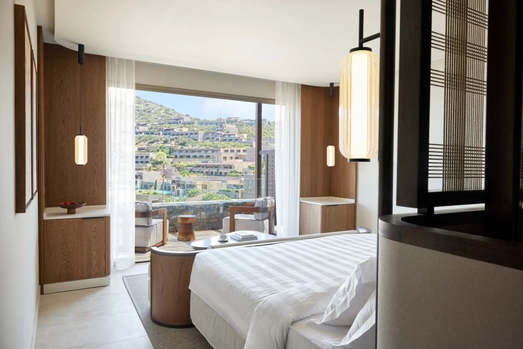Modernes Schlafzimmer mit Meerblick und stilvollen Möbeln