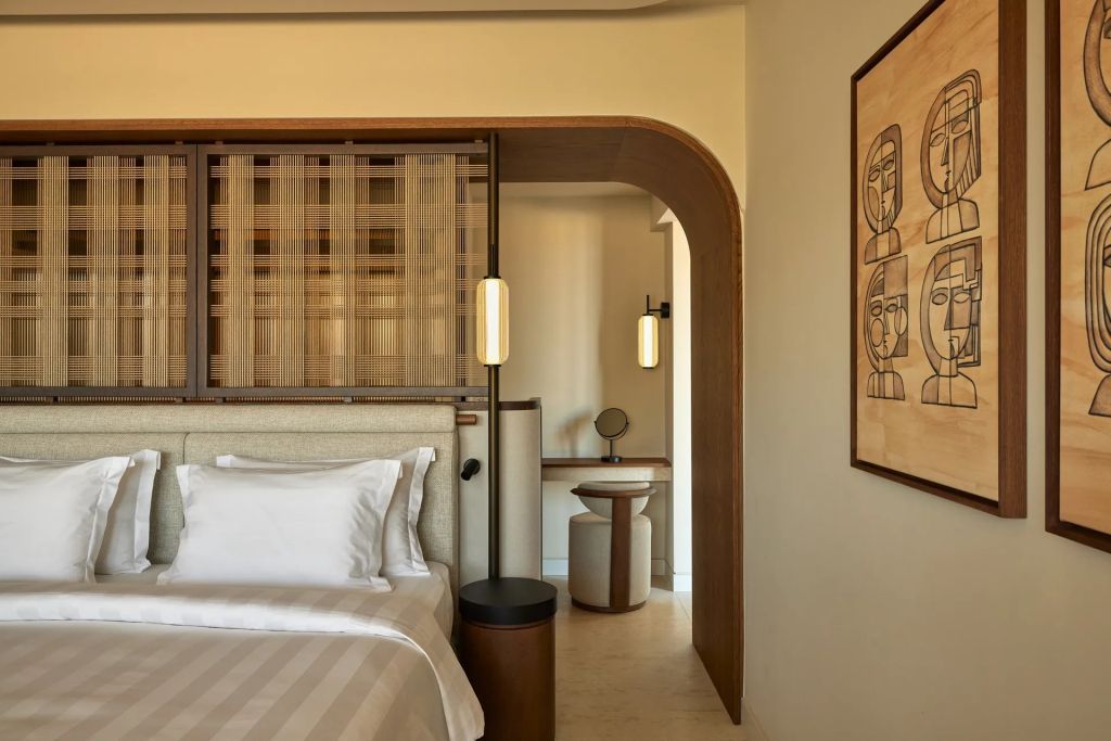 Schlafzimmer mit luxuriöser Innenausstattung und dekorativen Kunstwerken