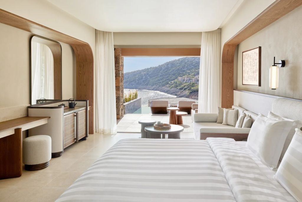 Helles Zimmer mit Blick auf das Meer und moderner Einrichtung