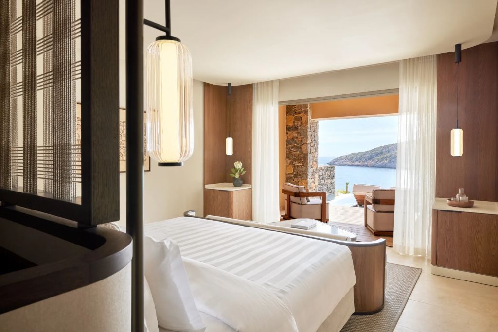 Komfortabel eingerichtetes Zimmer mit Terrasse und Meerblick