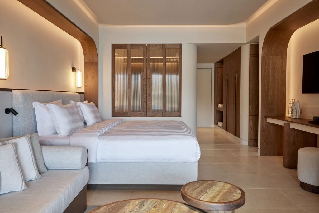 Luxuriöse Suite mit eleganter Holzausstattung und Sitzmöglichkeiten