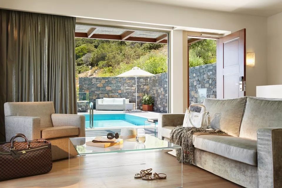 Wohnzimmer mit Blick auf privaten Pool und Terrasse im Daios Cove