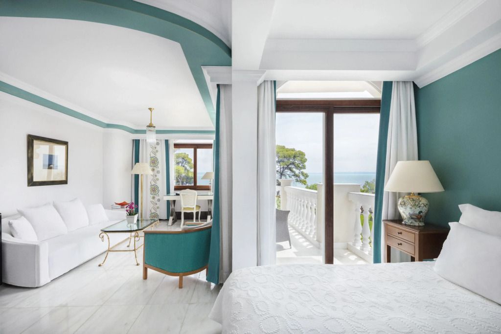 Geräumige Suite mit Meerblick und eleganter Einrichtung