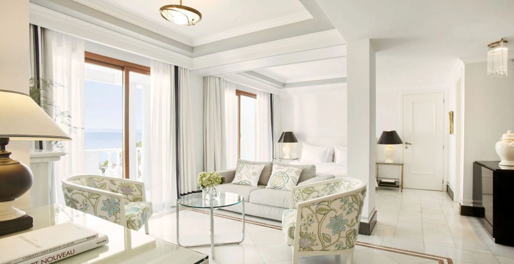 Suite mit gemütlicher Sitzecke und elegantem Design