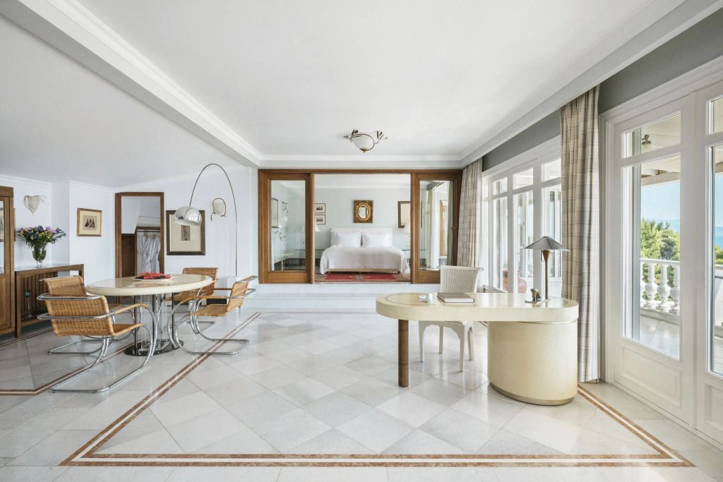 Große Suite mit eleganten Möbeln und großzügigem Platzangebot