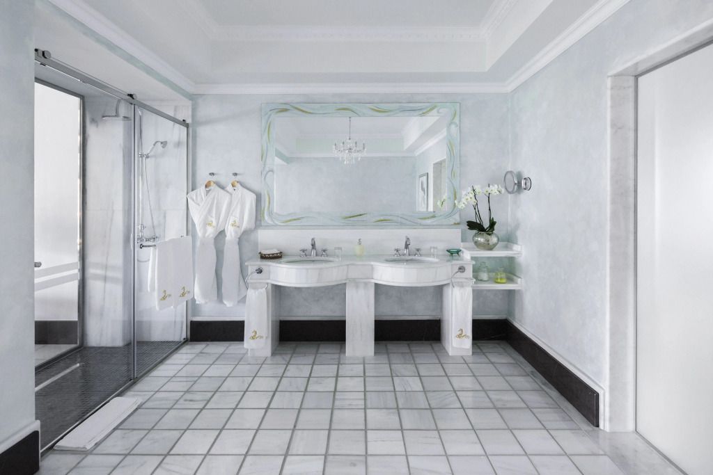 Luxuriöses Badezimmer mit Doppelwaschbecken und edler Ausstattung