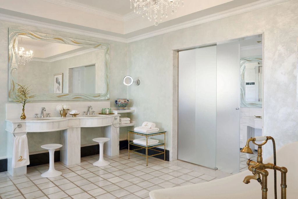 Luxuriöses Badezimmer mit großem Spiegel und eleganter Dekoration