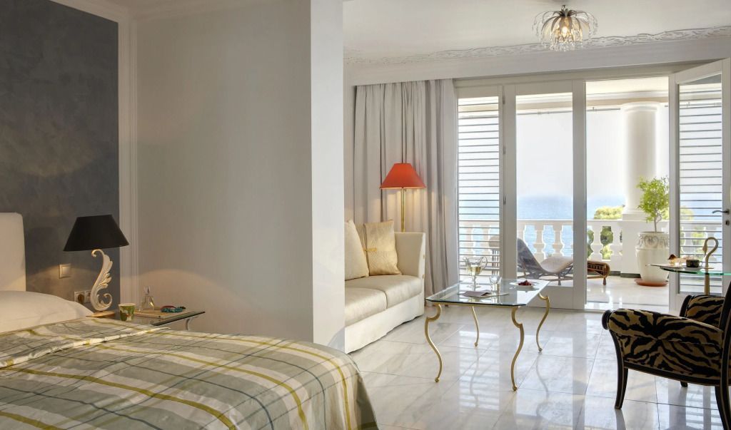 Elegantes Wohnzimmer mit Blick auf das Meer und gemütlichem Sitzbereich