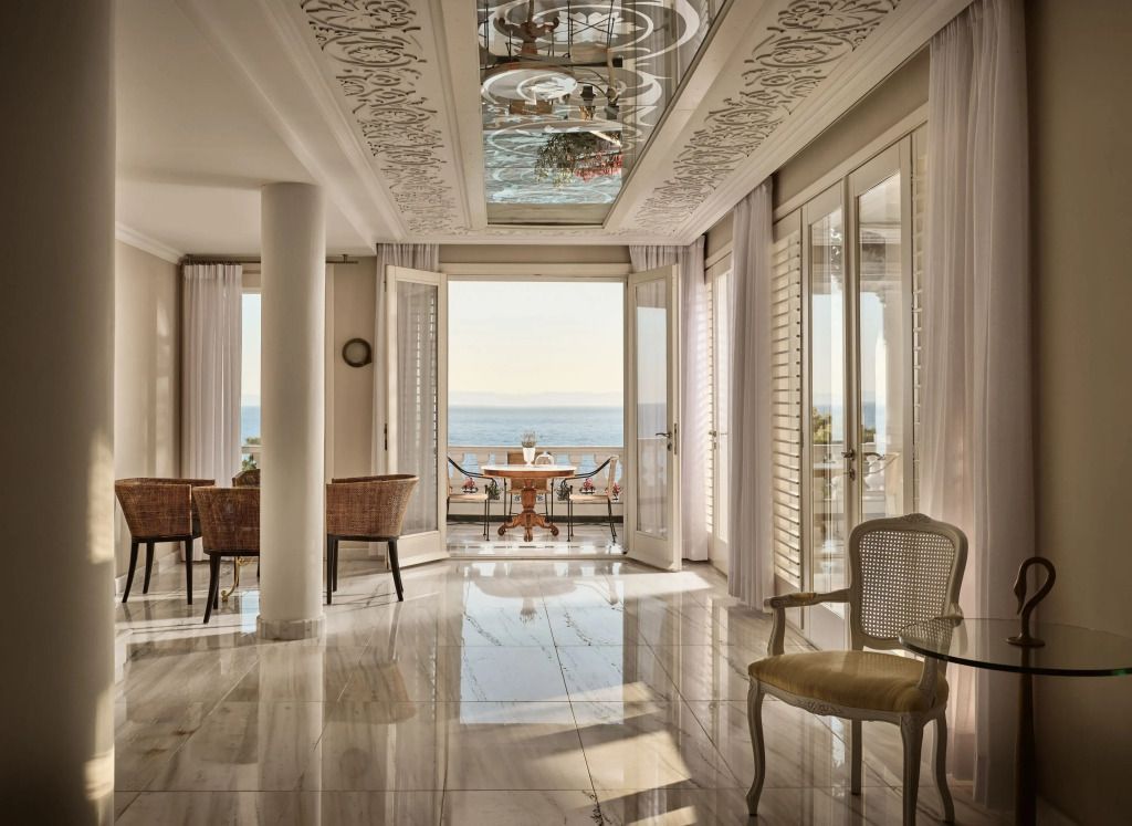 Luxuriöses Zimmer mit Glasdecke und direktem Zugang zur Terrasse mit Meerblick