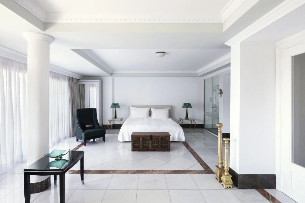 Geräumige Suite mit Doppelbett und eleganter Einrichtung
