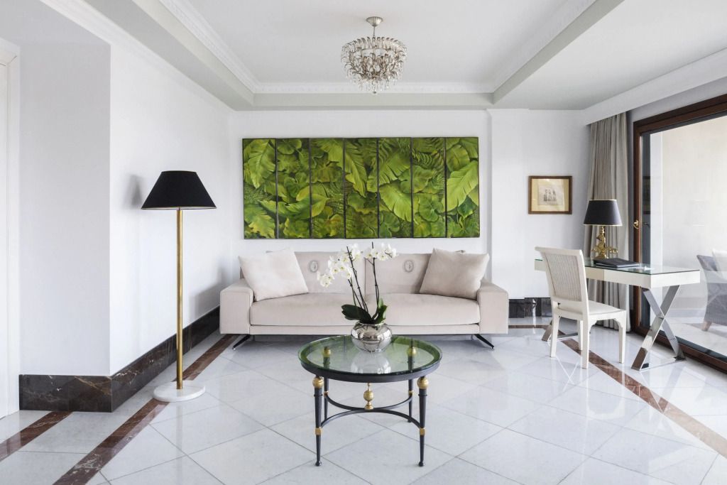 Helle Suite mit gemütlicher Sitzecke und moderner Dekoration