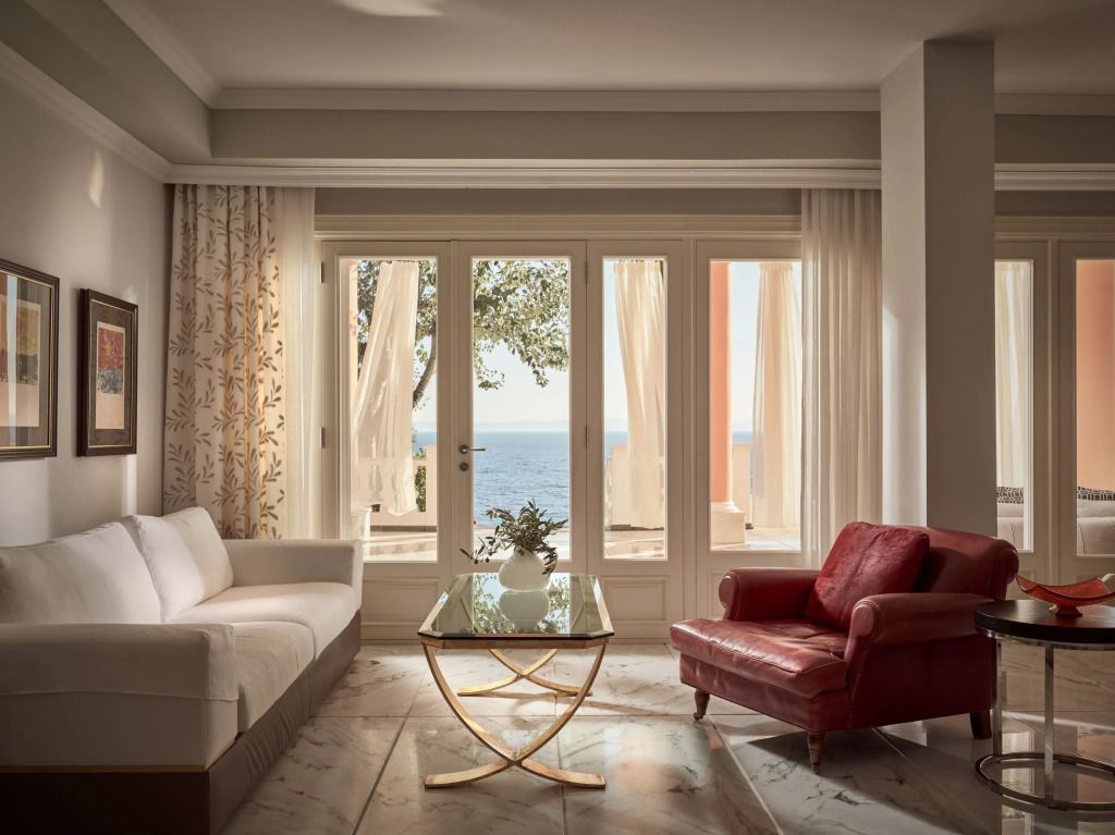 Elegantes Wohnzimmer mit stilvollen Möbeln und Meerblick durch große Fenster