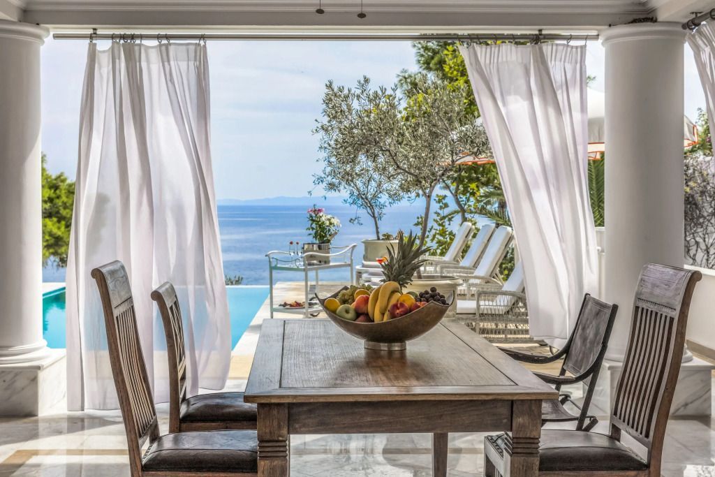 Essbereich mit Blick auf den privaten Pool und das Meer im Hintergrund
