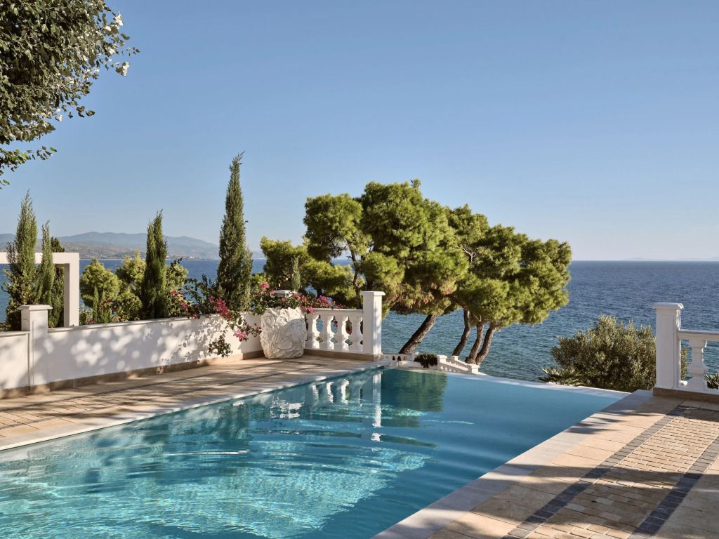Infinity-Pool mit atemberaubendem Ausblick auf das Meer und umgebender Natur