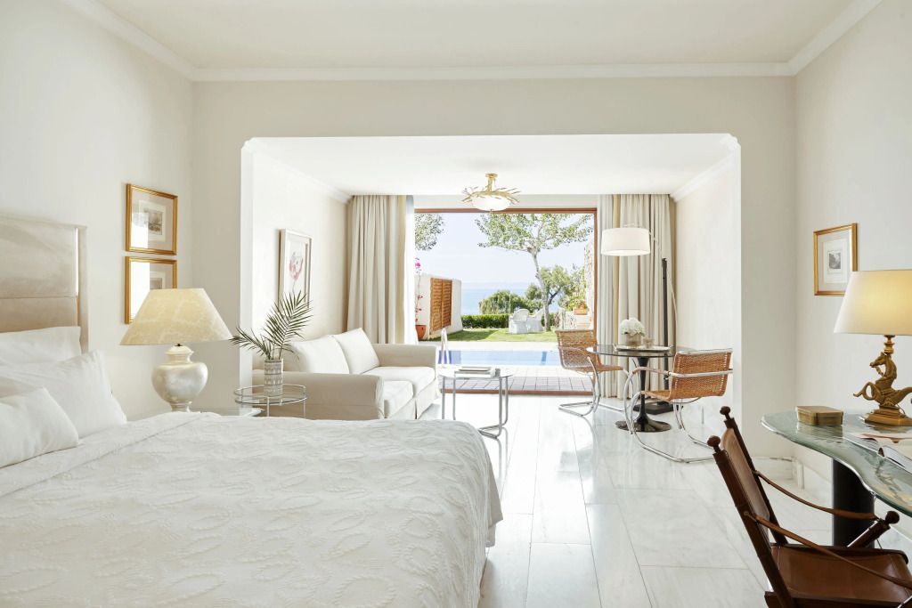 Luxuriöse Suite mit offener Terrasse und Blick auf Pool und Meer.