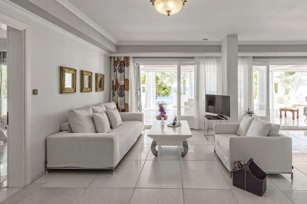 Helles Wohnzimmer mit eleganter Einrichtung und Blick auf Terrasse