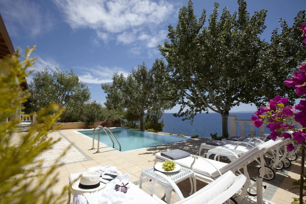 Luxuriöser Außenbereich mit Pool und Blick auf das Meer