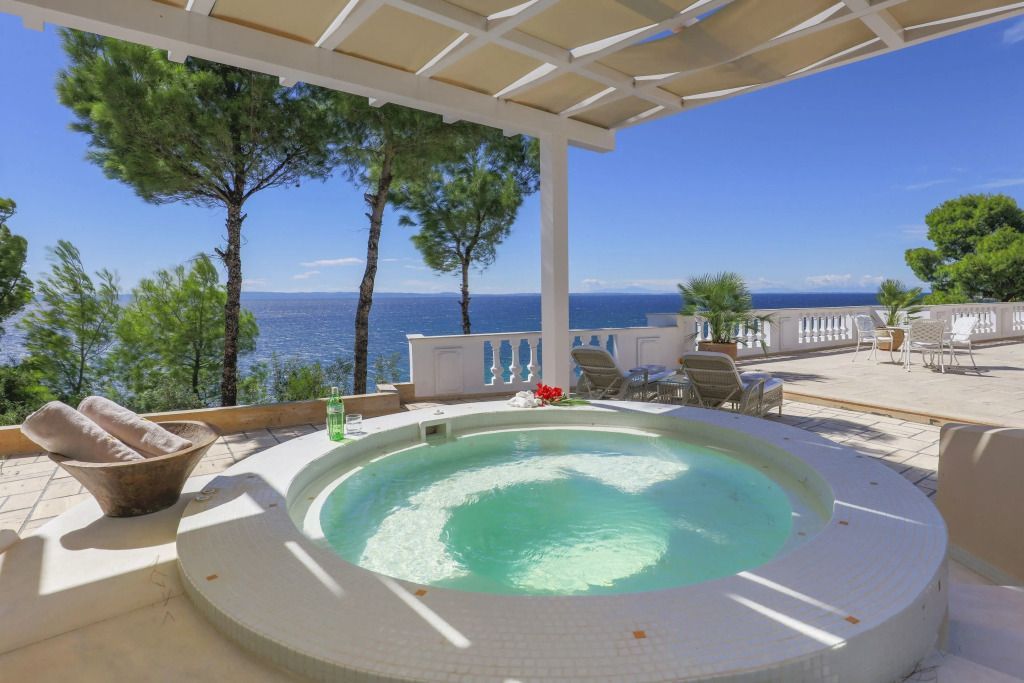 Runder Whirlpool auf der Terrasse mit Meerblick